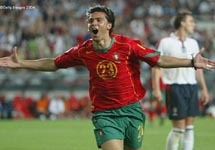 Элдер Поштига празднует гол в ворота сборной Англии. Фото с сайта www.euro2004.com