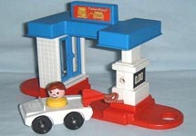 Игрушечная автозаправка. Фото с сайта www.thisoldtoy.com