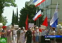 Пикет у санатория в Алуште. Кадр НТВ