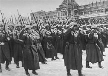 Парад 7 ноября 1941 года. Фото с сайта booksite.ru