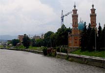 Мечеть на берегу реки Терек во Владикавказе. Фото с сайта kavkaz-uzel.ru