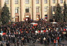 Боевики у Харьковской обладминистрации. Фото: sq.com.ua