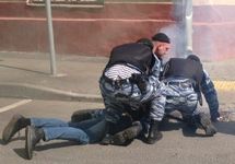 Задержание другоросса у посольства Украины, 02.05.2016. Фото: life.ru