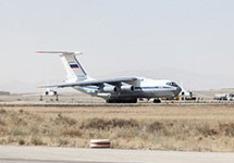 Российский самолет на базе Хамадан в Иране. Фото: almasdarnews.com