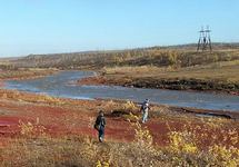 Красная вода в реке Далдыкан, 08.09.2016. Фото: ФБ-страница "Ассоциация коренных малочисленных народов Таймыра"