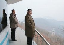 Ким Чен Ын на испытаниях сопла. Фото ЦТАК