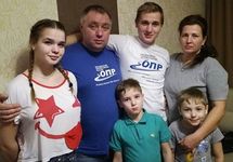 Андрей Бажутин с женой и детьми. Фото с ФБ-страницы Динара Идрисова