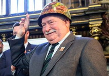 Лех Валенса в каске Евромайдана. Фото с ФБ-страницы "Instytut Lecha Wałęsy"