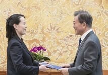 Ким Ё Чжон и  Мун Чжэ Ин. Фото: yonhapnews.co.kr